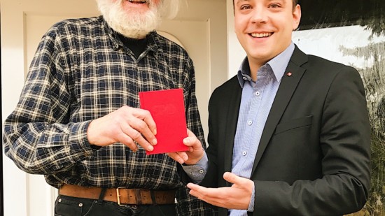 Lutz Kitze erhält sein neues SPD-Parteibuch von Maximilian Schmidt überreicht