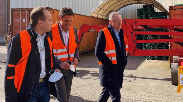 Maximilian Schmidt und Stephan Weil beim Besuch der Papierfabrik Drewsen in Lachendorf zum Thema Erneuerbare Energien